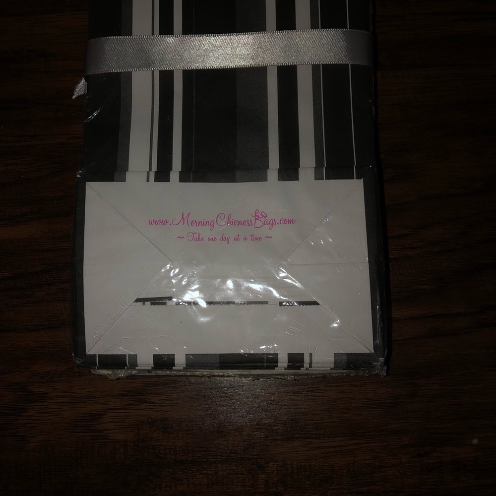 Morning Chicness Bags to Add a Bit of Glamour to Morning Sickness - Picture 3 of 3